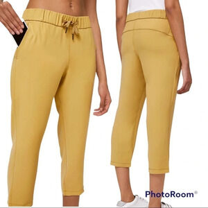Lululemon On The Fly Crop Pants Travel Woven 23” Vintage Gold Size 8 W6AVMS